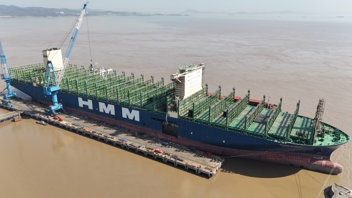 行業領先！華豐船舶喜迎400米集裝箱“巨無霸”